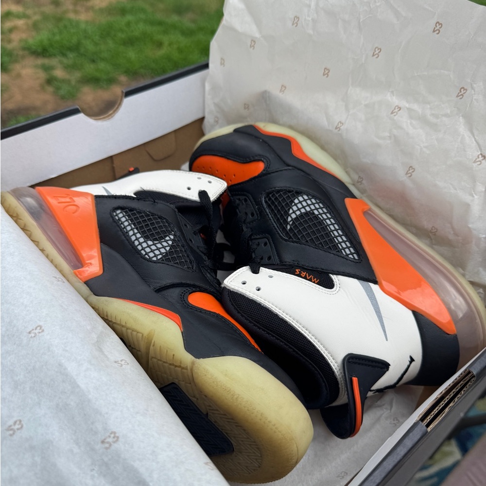 Nike Air Jordan Black and Orange Sneakers Men’s Size 8 Good to Great Condition